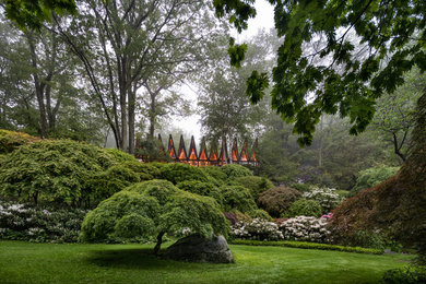 Inspiration for a mid-century modern landscaping in New York.