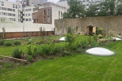 Mittelgroßer Landhaus Dachgarten mit Blumenbeet, direkter Sonneneinstrahlung und Mulch in Paris