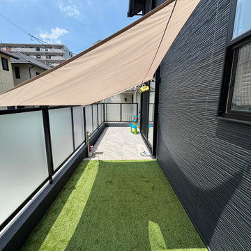 タイルデッキと人工芝が調和する外構