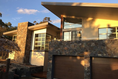 Inspiration for an expansive modern home design in Canberra - Queanbeyan.