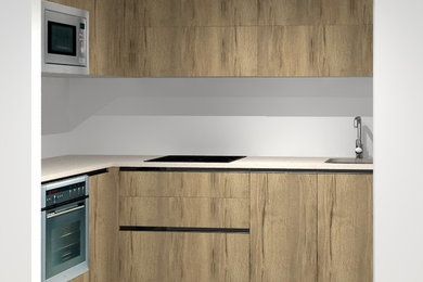 Modelo de cocinas en L moderna pequeña abierta con puertas de armario de madera oscura y encimera de cuarzo compacto