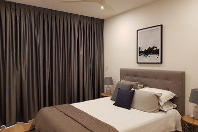 Inspiration for a modern bedroom in Gold Coast - Tweed.