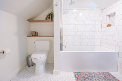 シアトルにある高級な小さなトラディショナルスタイルのおしゃれな浴室 (シェーカースタイル扉のキャビネット、青いキャビネット、洗面台1つ、独立型洗面台) の写真
