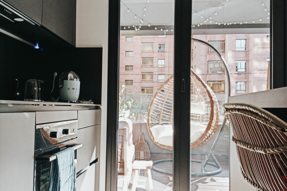 Cocina reformada en vivienda costera en Gijón