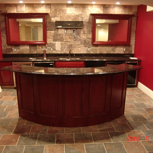 セントルイスの大きいトラディショナルスタイルのおしゃれなウェットバー (アンダーカウンターシンク、落し込みパネル扉のキャビネット、中間色木目調キャビネット、ベージュキッチンパネル、石タイルのキッチンパネル、セラミックタイルの床) の写真