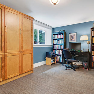 シアトルの中サイズのおしゃれな地下室 (半地下 (ドアあり)、青い壁、茶色い床、竹フローリング) の写真