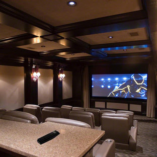 Idée de décoration pour une grande salle de cinéma tradition fermée avec un mur beige, moquette et un écran de projection.