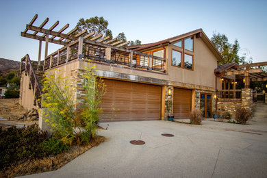 Example of a mountain style exterior home design in Los Angeles