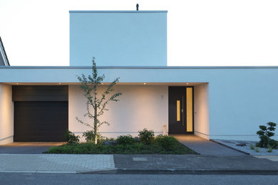 Kleines, Zweistöckiges Modernes Einfamilienhaus mit Putzfassade, weißer Fassadenfarbe, Flachdach und Misch-Dachdeckung in Sonstige