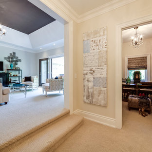 Esempio di un grande ingresso o corridoio minimal con pareti beige, moquette e pavimento beige