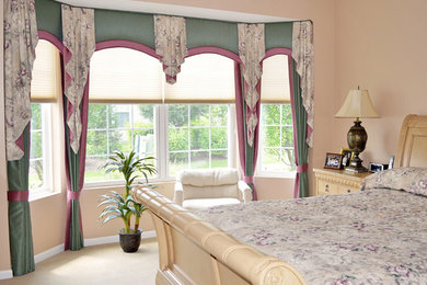 Bedroom - traditional bedroom idea in Chicago