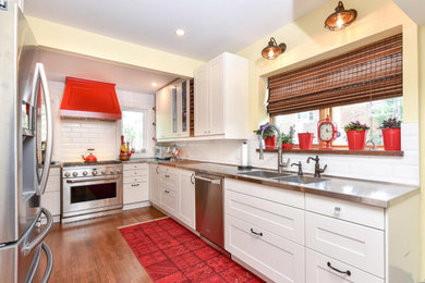 This is an example of a traditional kitchen in Ottawa.