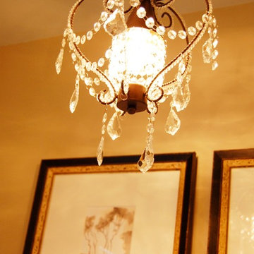 Outdated Bathroom gets Chic Makeover