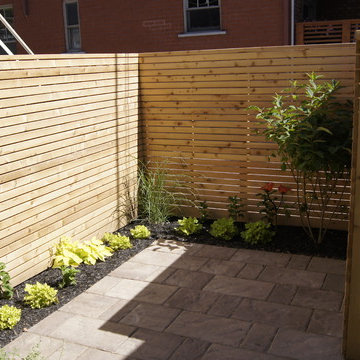 Cedar fence in an alley / Clôture en cèdre dans une ruel