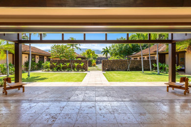 Minimalist home design photo in Hawaii