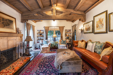 Example of a tuscan living room design