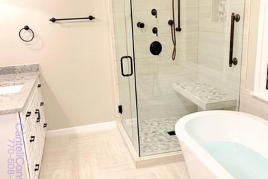 アトランタにあるコンテンポラリースタイルのおしゃれな浴室 (御影石の洗面台、洗面台1つ) の写真