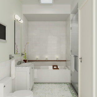 Foto di una stanza da bagno padronale moderna con ante in stile shaker, ante bianche, vasca idromassaggio, doccia a filo pavimento, WC monopezzo, pareti bianche, pavimento in marmo, lavabo sottopiano e top in marmo