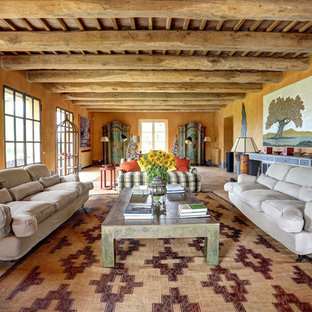 Mediterranes Wohnzimmer mit oranger Wandfarbe und beigem Boden in Rom