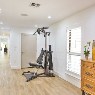 オースティンの小さいミッドセンチュリースタイルのおしゃれな多目的ジム (白い壁、淡色無垢フローリング) の写真