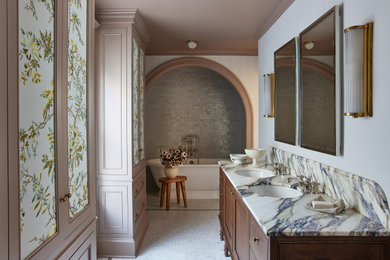 Example of a classic bathroom design in Chicago