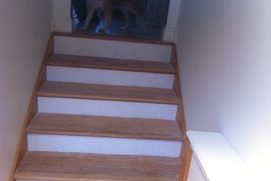 Foto de escalera en U moderna de tamaño medio con escalones de madera y contrahuellas de madera pintada