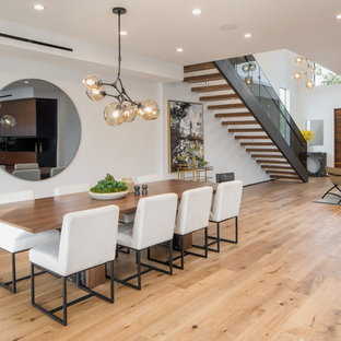 ロサンゼルスの広いコンテンポラリースタイルのLDKの画像 (白い壁、淡色無垢フローリング、ベージュの床)