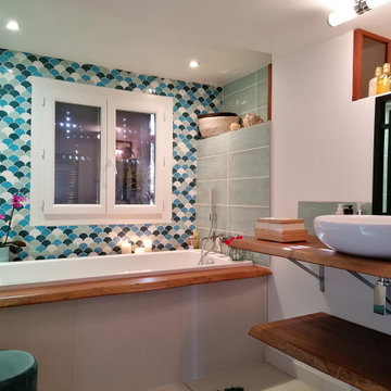 Salle de bain parentale donnant sur le jardin et la piscine