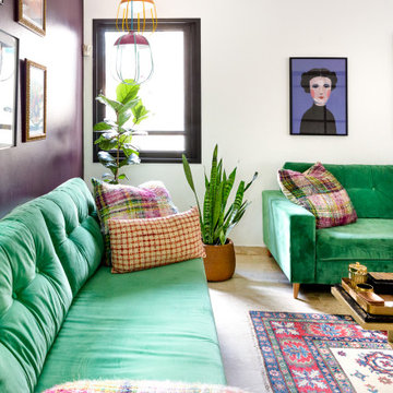Grüne Samtsofas und Kunst im Wohnzimmer