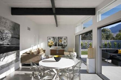 Example of a minimalist living room design in Los Angeles