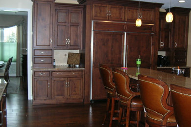 Kitchen - traditional kitchen idea in Cleveland