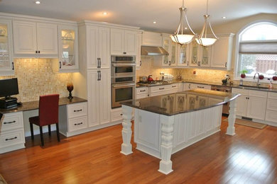Example of a classic kitchen design in Toronto