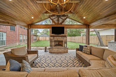 ヒューストンにある高級な巨大なコンテンポラリースタイルのおしゃれな裏庭のテラス (屋外暖炉、張り出し屋根) の写真