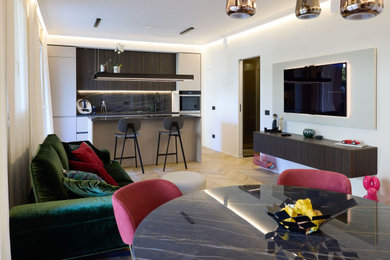 Modelo de sala de estar moderna de tamaño medio con paredes blancas, suelo de madera clara y suelo beige