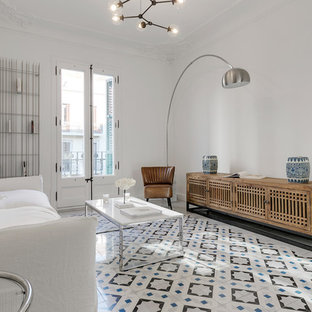 Modelo de salón para visitas mediterráneo, de tamaño medio, sin televisor, con paredes blancas, suelo de baldosas de porcelana y suelo multicolor