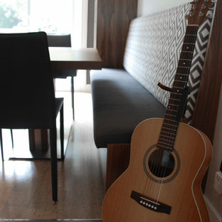 Idéer för en liten modern matplats med öppen planlösning, med grå väggar och korkgolv