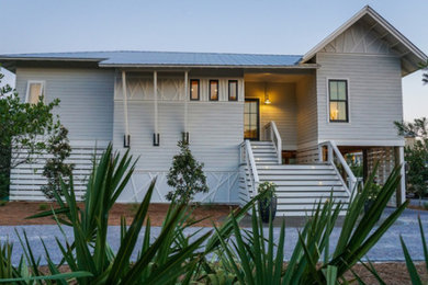 Foto de fachada de casa beige costera de tamaño medio de dos plantas con revestimiento de madera, tejado a dos aguas y tejado de teja de madera