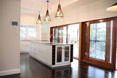 Large transitional l-shaped eat-in kitchen in Brisbane with with island.