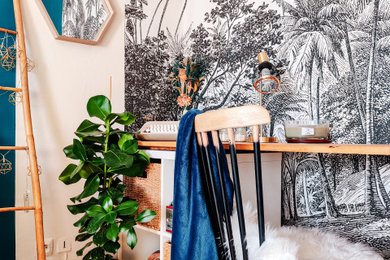 Réalisation d'une chambre d'amis minimaliste de taille moyenne avec un mur bleu, sol en stratifié, un sol beige et du papier peint.