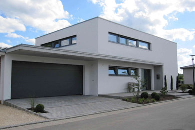 Modelo de fachada de casa blanca minimalista de dos plantas con revestimiento de estuco, tejado plano y techo verde
