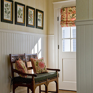 Inredning av en klassisk liten hall, med beige väggar och klinkergolv i keramik