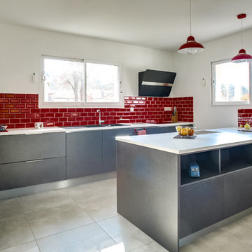 Cuisine Grise,plan de travail blanc, carreau métro rouge et dressing
