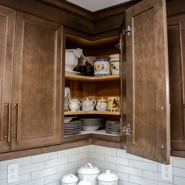 Maple Stained Shaker Kitchen Cabinets with Peninsula Bar