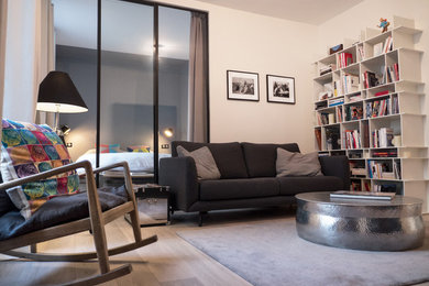 Cette photo montre un salon tendance de taille moyenne et ouvert avec un mur blanc, parquet clair, aucune cheminée et un téléviseur dissimulé.