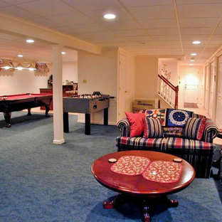 ニューヨークの中サイズのトラディショナルスタイルのおしゃれな地下室 (ベージュの壁、カーペット敷き、暖炉なし、青い床、全地下) の写真
