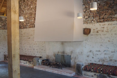 Exemple d'une grande salle à manger nature avec un manteau de cheminée en plâtre.