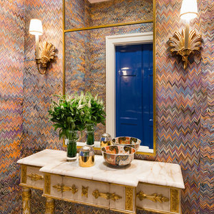シカゴの大きいエクレクティックスタイルのおしゃれな玄関 (マルチカラーの壁) の写真