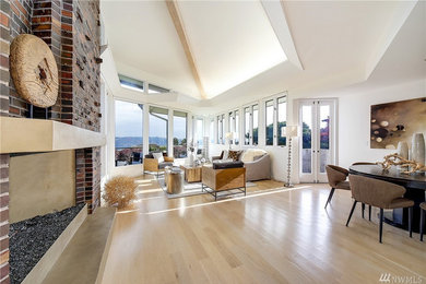 Example of a mid-century modern living room design in Seattle