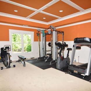 アトランタのトラディショナルスタイルのおしゃれな多目的ジム (オレンジの壁、カーペット敷き) の写真