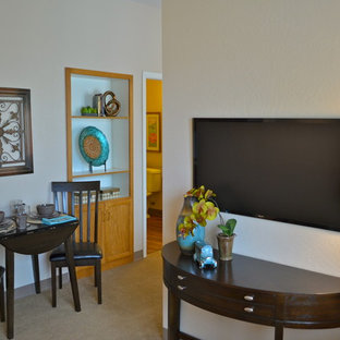 Свежая идея для дизайна: маленькая гостиная-столовая в стиле современная классика с белыми стенами и ковровым покрытием - отличное фото интерьера